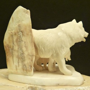 Wolf mit Jungtier detailliert geschnitzt