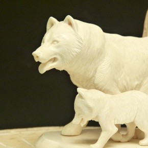 Wolf mit Jungtier detailliert geschnitzt