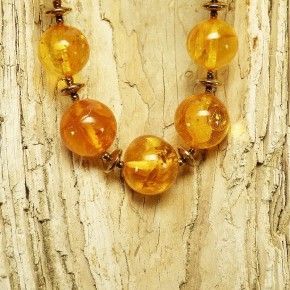 Bernstein-Kugelkette mit Zwischenteilen