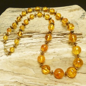 Bernstein-Kugelkette mit Zwischenteilen