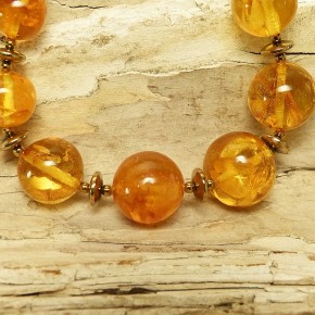 Bernstein-Kugelkette mit Zwischenteilen