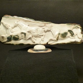 tolle Relief-Schnitzerei mit galoppierenden Pferden