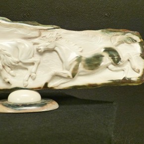 tolle Relief-Schnitzerei mit galoppierenden Pferden