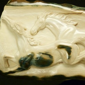 tolle Relief-Schnitzerei mit galoppierenden Pferden