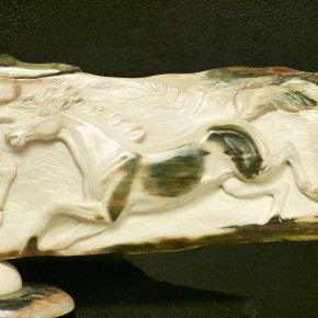 tolle Relief-Schnitzerei mit galoppierenden Pferden