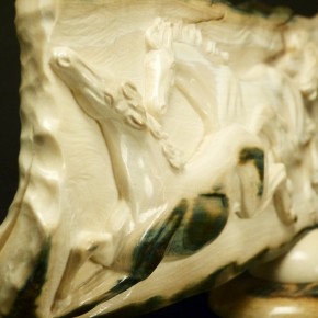 tolle Relief-Schnitzerei mit galoppierenden Pferden