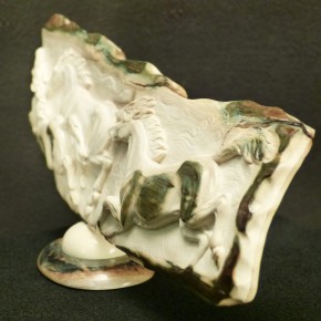 tolle Relief-Schnitzerei mit galoppierenden Pferden