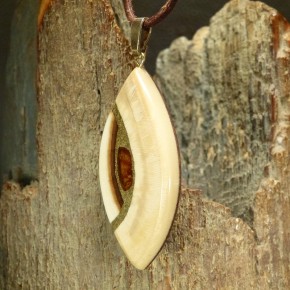 cremefarbener Mammut-Anhänger mit Bernstein