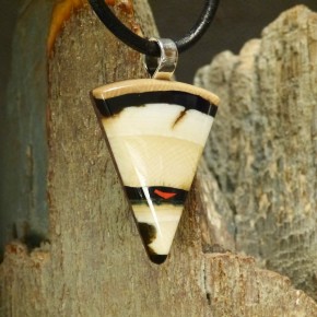 Dreieckanhänger mit Koralle