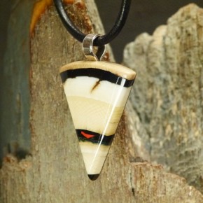 Dreieckanhänger mit Koralle