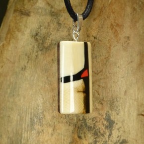 Mammut-Anhänger schön gemasert mit Koralle