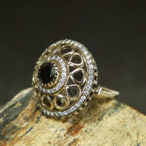 auffälliger Silberring mit Weißtopas und Granat W17,2