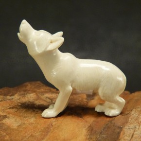 heulender Wolf aus Mammut-Elfenbein