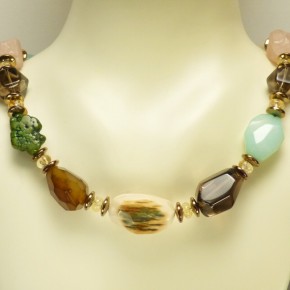 Collier mit Mammut und Halbedelsteinen