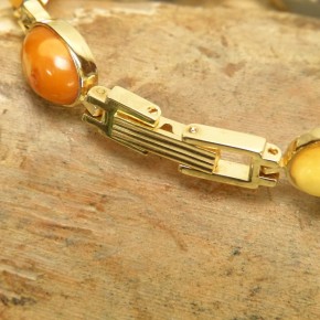 Armbanduhr mit milchigem Bernstein