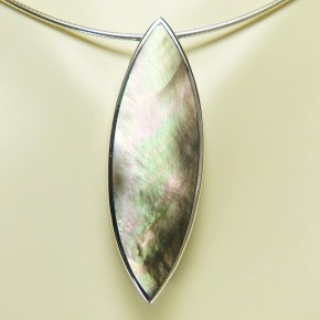 silberner Navetteanhänger mit Perlmutt