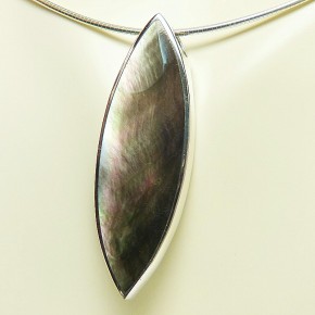 silberner Navetteanhänger mit Perlmutt