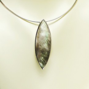 silberner Navetteanhänger mit Perlmutt