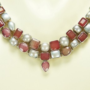 Silbercollier mit Rubinen und Süßwasserperlen