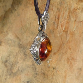 kleiner Silberanhänger mit Bernstein