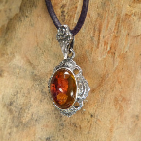 kleiner Silberanhänger mit Bernstein