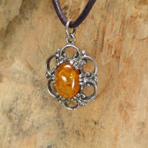 kleiner Silberanhänger mit Bernstein