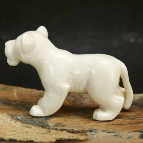 junger Löwe aus hellem Mammut