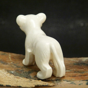 junger Löwe aus hellem Mammut