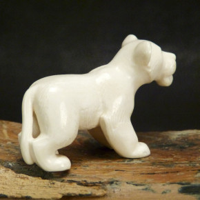 junger Löwe aus hellem Mammut