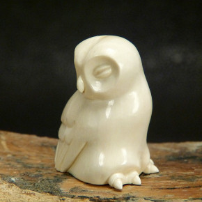 kleine Eule aus cremigem Mammut