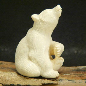 sitzender Bär aus hellem Mammut