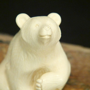 sitzender Bär aus hellem Mammut