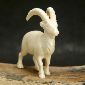 Steinbock aus Mammut mit Rindenfärbung
