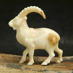 Steinbock aus Mammut mit Rindenfärbung