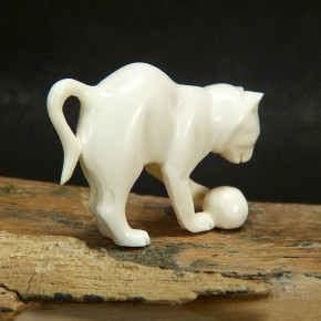 Katze mit Ball spielend