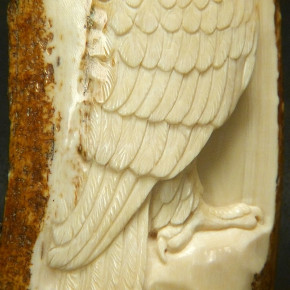 Adler-Reilief in der Mammutrinde