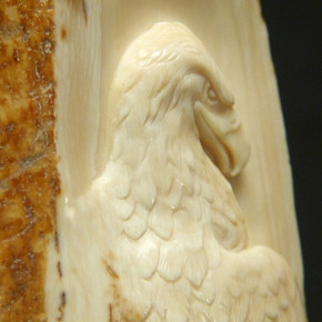 Adler-Reilief in der Mammutrinde