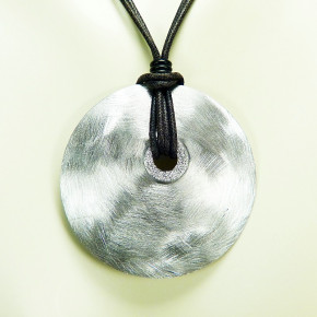 großer Scheibenanhänger aus Silber am Lederband