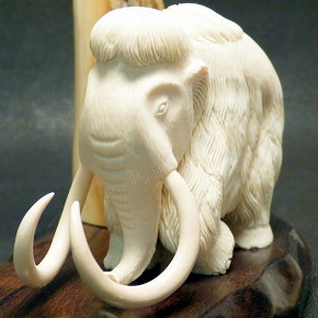 großes Mammut mit mächtigen Stoßzähnen