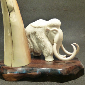 großes Mammut mit mächtigen Stoßzähnen