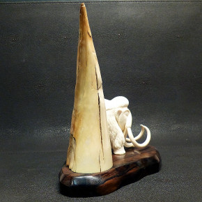 großes Mammut mit mächtigen Stoßzähnen