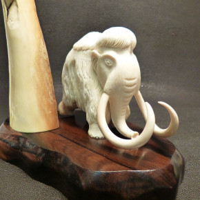 großes Mammut mit mächtigen Stoßzähnen