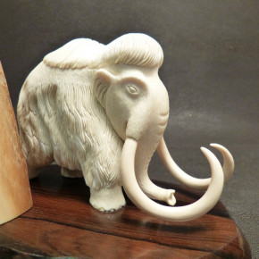 großes Mammut mit mächtigen Stoßzähnen