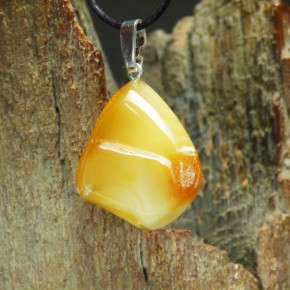 Bernstein-Anhänger gelblich mit Kruste