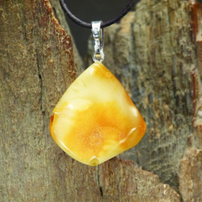 Bernstein-Anhänger gelblich mit Kruste