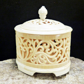 Deckeldose aus Mammut-Elfenbein