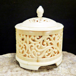 Deckeldose aus Mammut-Elfenbein