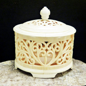 Deckeldose aus Mammut-Elfenbein