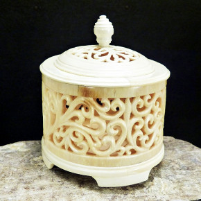 Deckeldose aus Mammut-Elfenbein