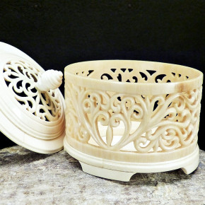 Deckeldose aus Mammut-Elfenbein